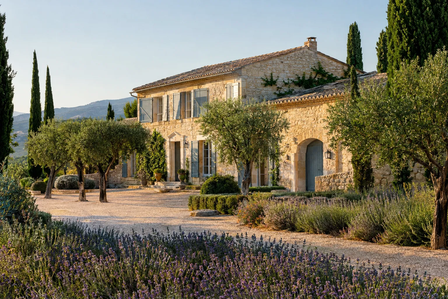 Bastide provençale entourée d’oliviers et de lavande au Tholonet, Pays d’Aix